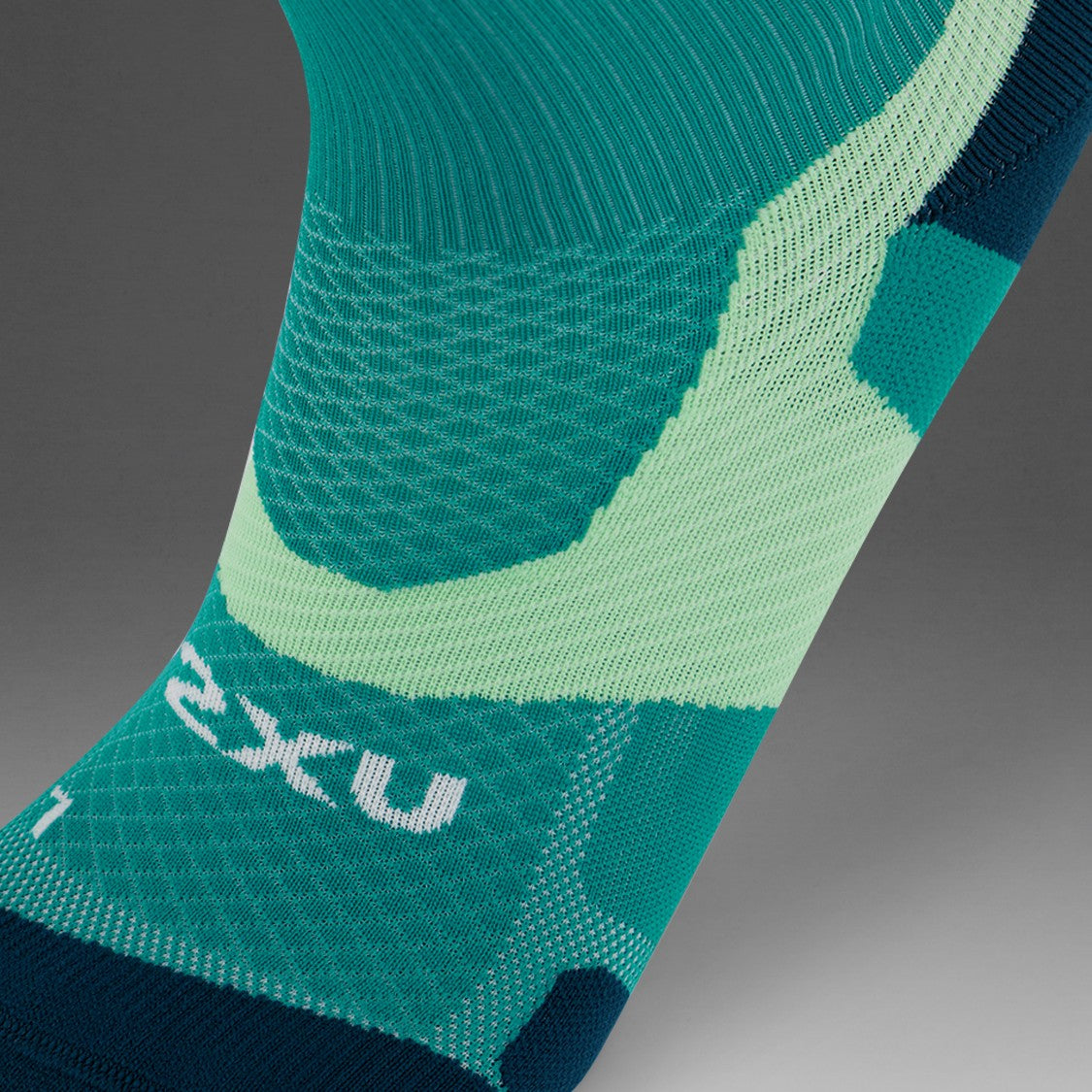 2XU Vectr Socks | Light Cushion | Crew Length | Slate Green / Digital Mint
