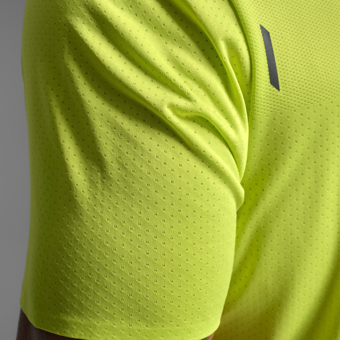 2XU Light Speed Tech Tee | Volt / Black Reflective | Mens