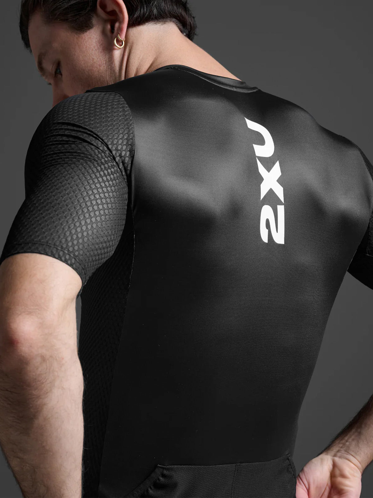 2XU Men's Aero Hex Tri Sleeved Top - Black/White