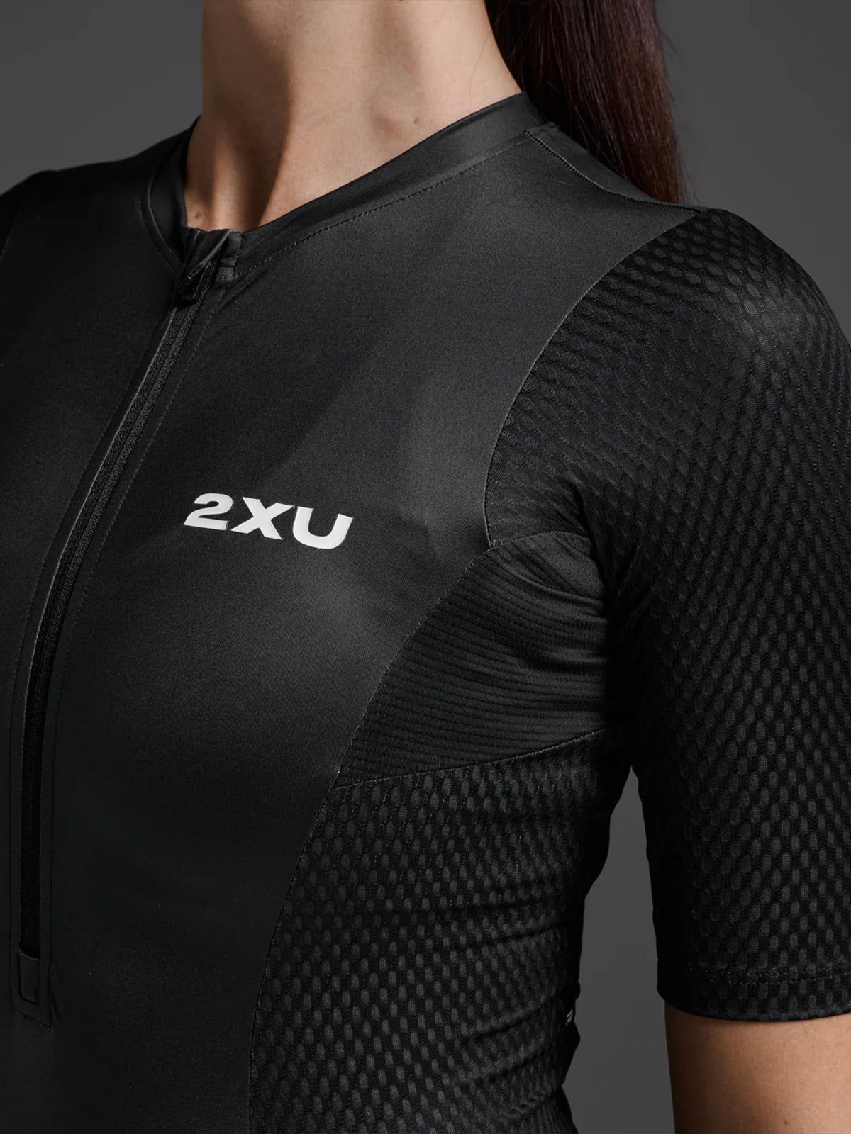 2XU Women's Aero Hex Sleeved Trisuit - Black/White